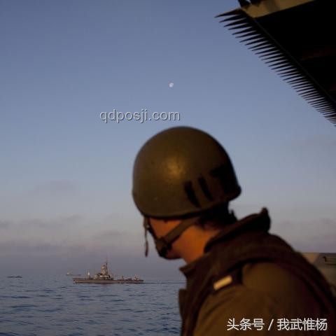 加沙人道危机与正常生活对比：鲜血换饭与日常温饱